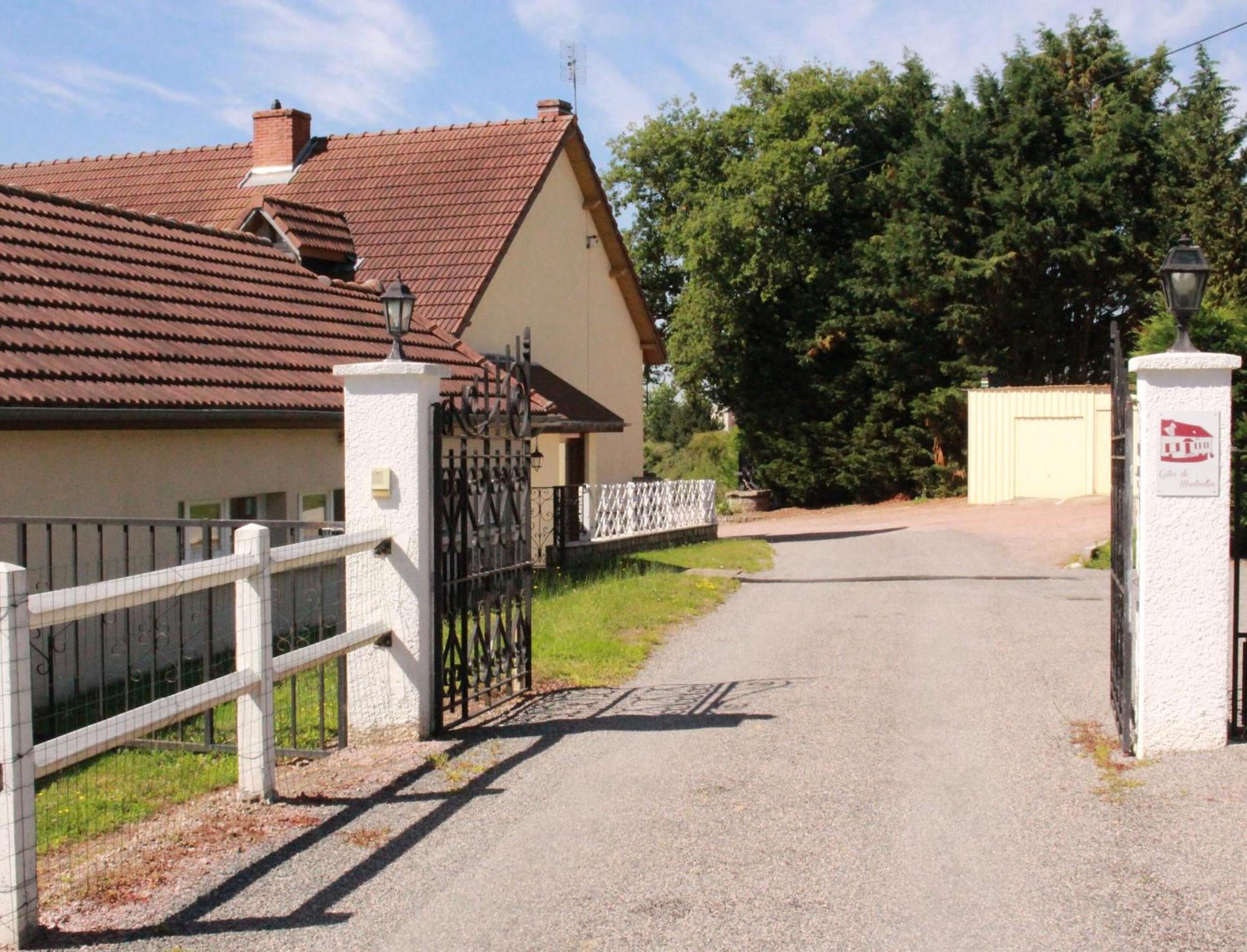 Gites De Montvaltin Le Breuil  Exteriör bild